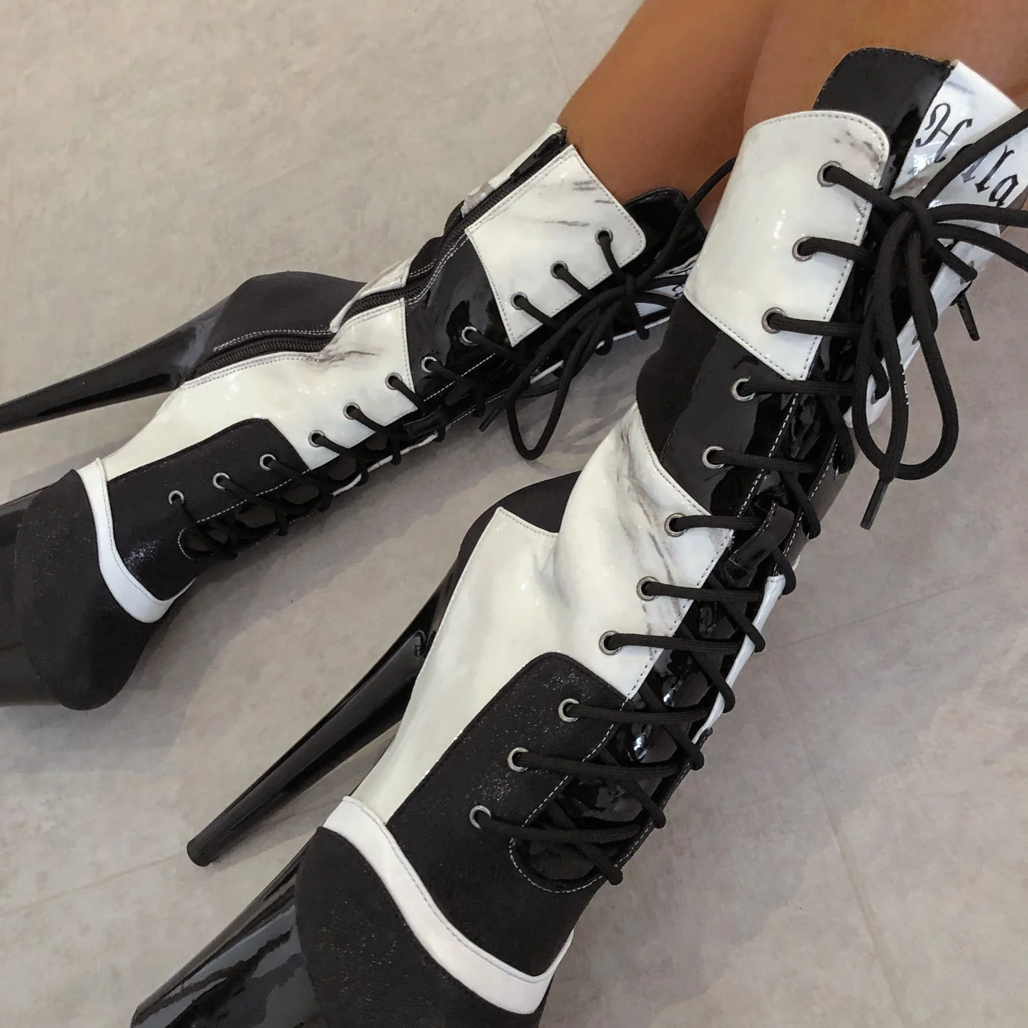 Empire Kicks Sneaker White Marble - 7 INCH